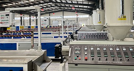 热烈庆祝十五条木塑生产线客户安装调试完成